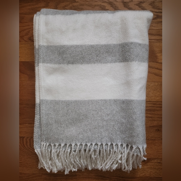 Roca Home Portugal Elegant Throw Blanket 50"×67" - Picture 3 of 5